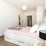 Apartmán Lovely In With House Sea View *